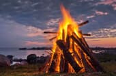 Difference between campfire and bonfire
