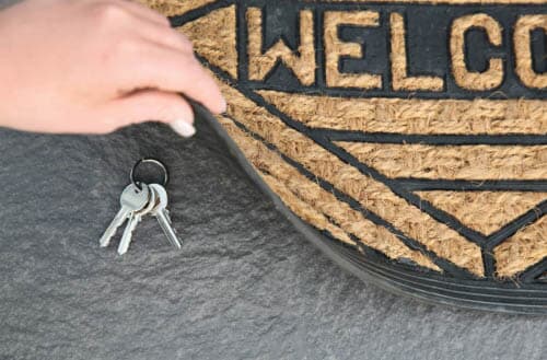 How to hide a key outside an apartment or house?